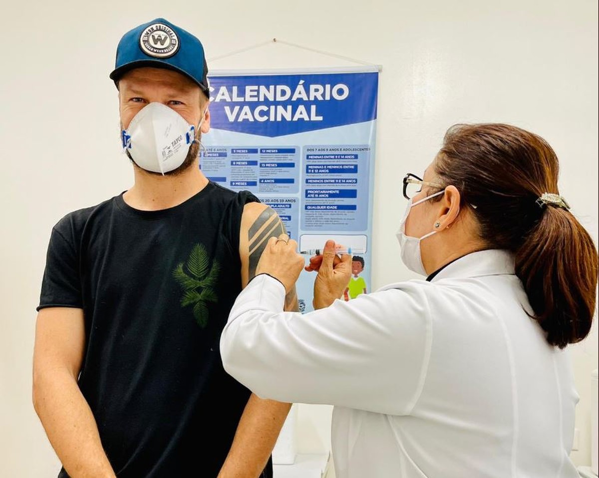 Rodrigo Hilbert é vacinado e gera piadas na web: 'Produziu a vacina'