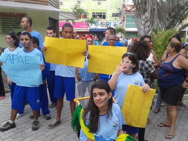 Alunos da Apae de Arraial do Cabo também vão às ruas participar da manifestação (Foto: Vinícius Pereira)