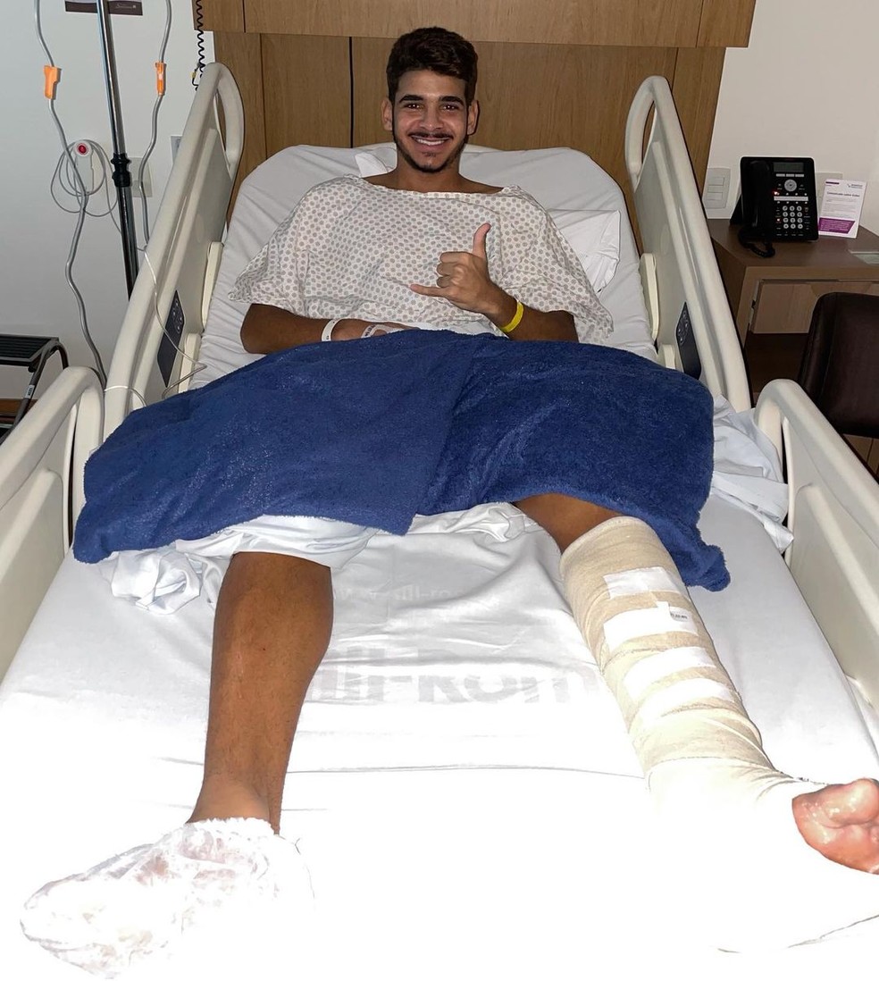 João Neto postou foto do hospital após segunda cirurgia no tornozelo — Foto: Divulgação