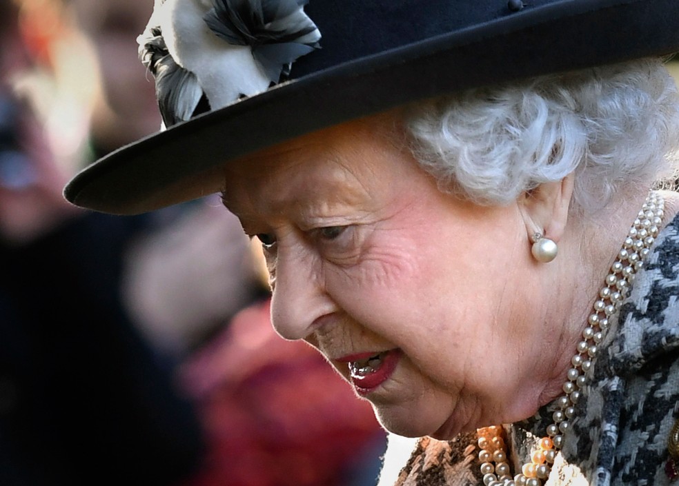 Rainha Elizabeth II chega em igreja para cerimônia no domingo (19)  — Foto: Joe Giddens / PA via AP
