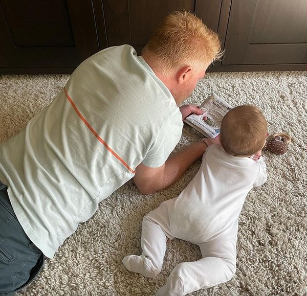 Jesse Tyler-Fergunson com o filho (Foto: Instagram)