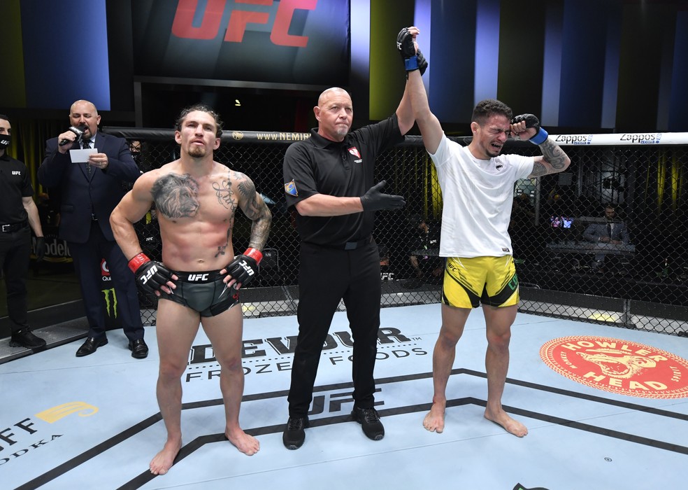Felipe Cabocãose emociona com o anúncio de sua vitória sobre Luke Sanders no UFC Reyes x Prochazka — Foto: Getty Images