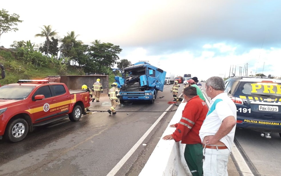 Acidente entre caminhão e carreta na BR-101, em Nossa Senhora do Socorro (SE) — Foto: Lucas Gama