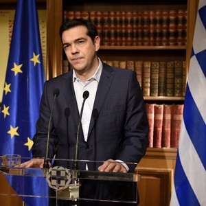 O primeiro-ministro grego Alexi Tsipras grava pronunciamento televisionado à nação de seu escritório em Atenas (Foto: Greek Prime Minister's Office via Getty Images)
