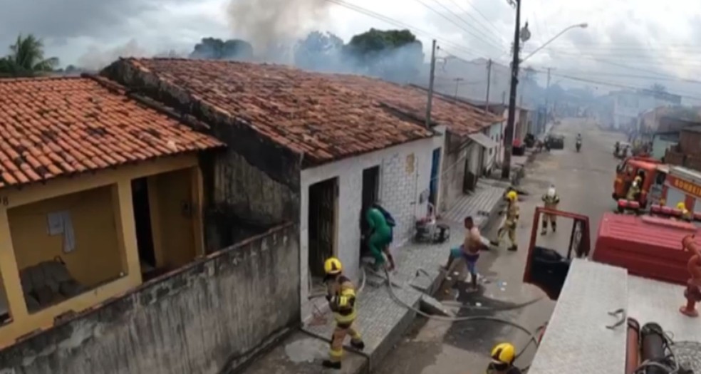 Equipes trabalhando durante o incêndio  — Foto: Sargento Lorenz/CBMSE