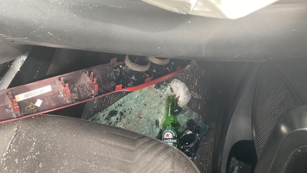 Polícia encontrou garrafas de cerveja dentro do carro — Foto: Sílvia Torres/TV Cabo Branco
