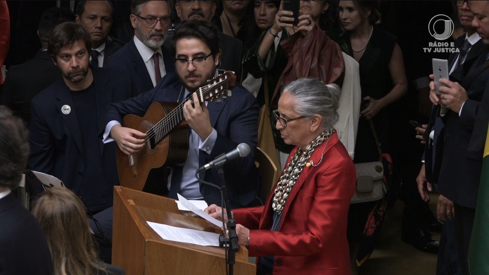 Maria Bethânia canta o hino nacional na posse de Barroso na presidência do STF