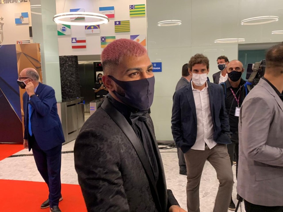 Gabigol chega para a premia&ccedil;&atilde;o na sede da CBF &mdash; Foto: T&eacute;baro Schmidt / ge