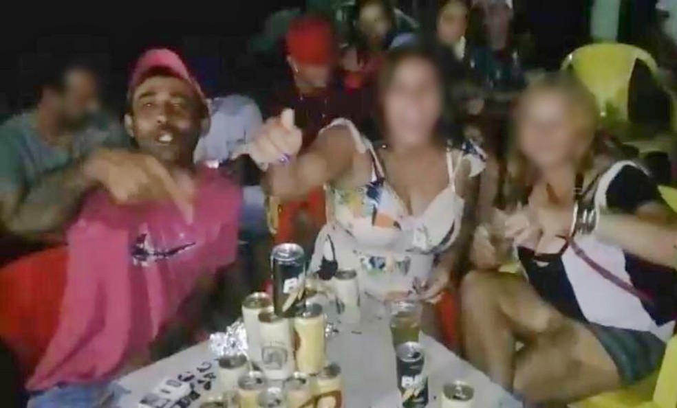 Imagem mostra o caminhoneiro no bar usando boné idêntico ao que foi encontrado na cena do crime  — Foto: Polícia Civil/Divulgação 