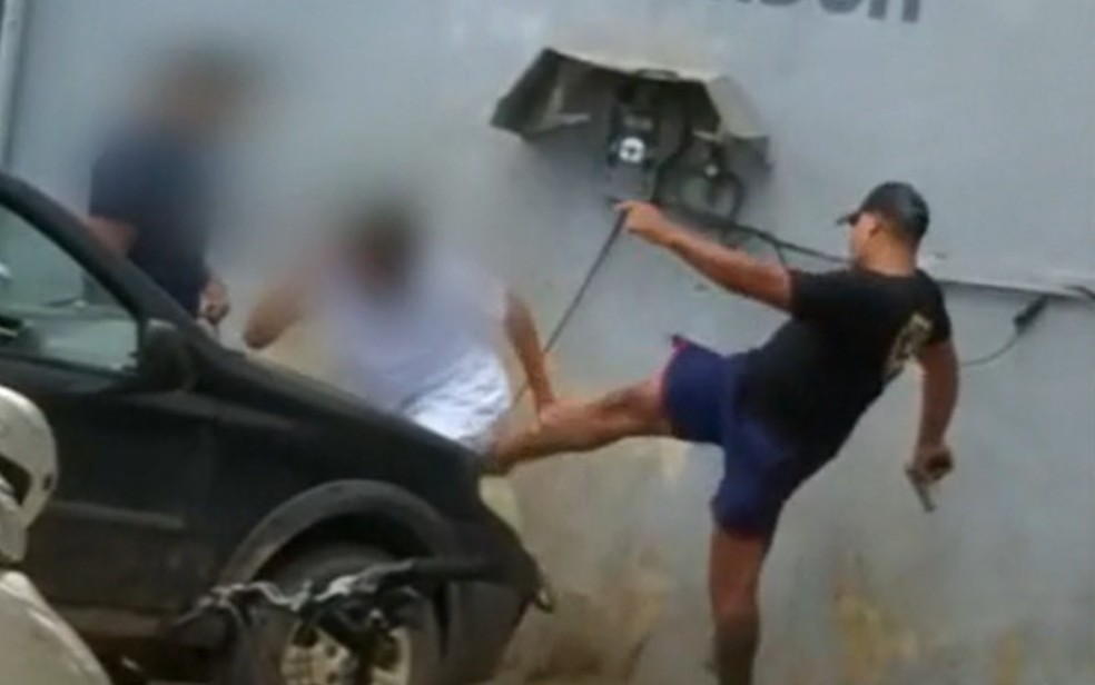 Agente prisional agride adolescente om chutes em Padre Bernardo, Goiás — Foto: Reprodução/TV Anhanguera