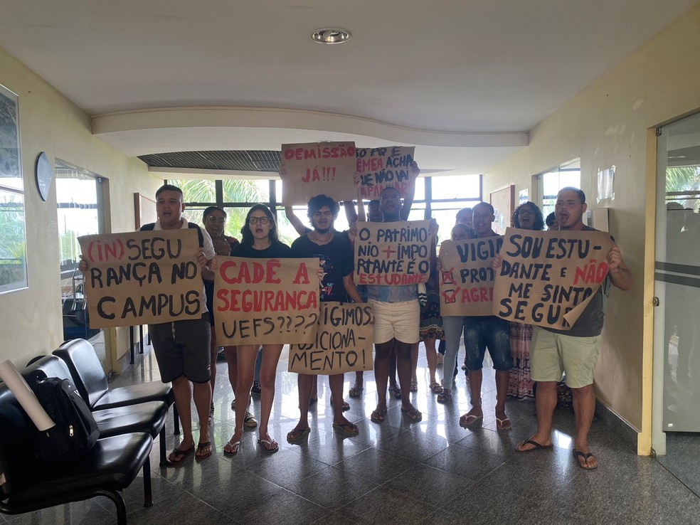 Estudantes protestaram por segurança na frente do gabinete do reitor Evandro do Nascimento — Foto: Bruna Evangelho/TV Subaé