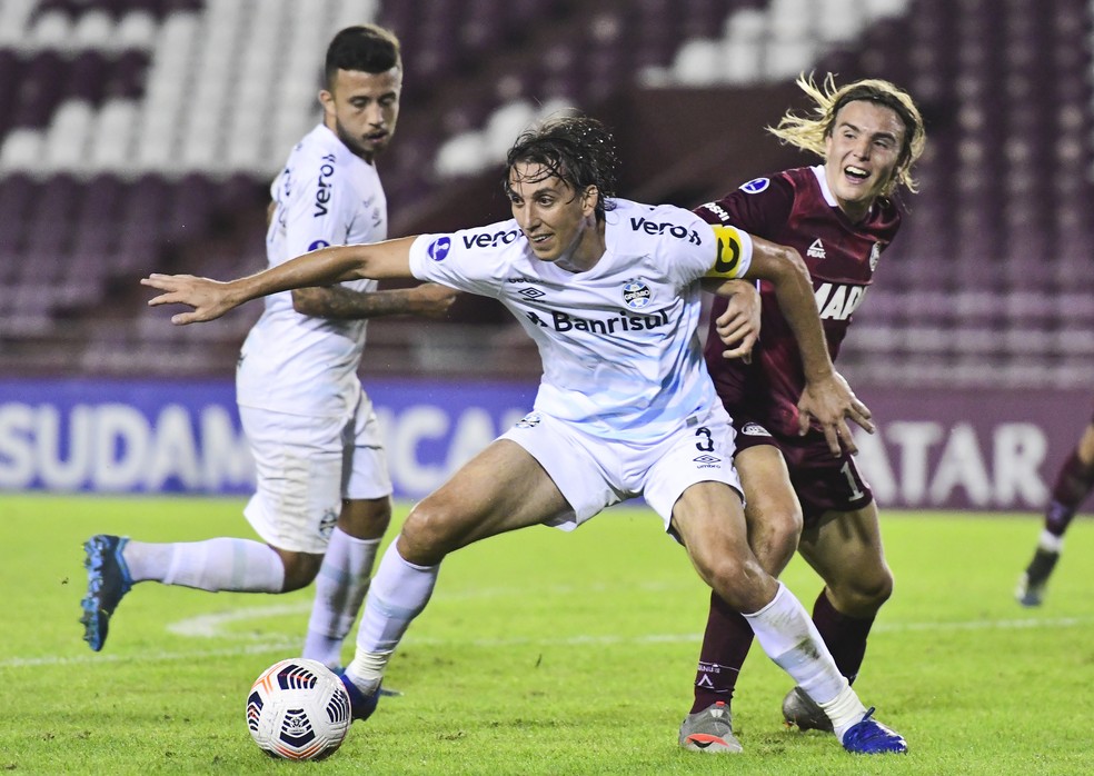 Geromel voltou com boa atuação, mas se precipitou no gol do Lanús — Foto: Staff image/Conmebol