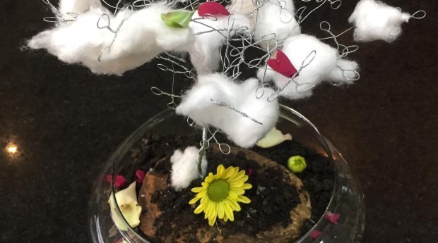 Prato com aranhas flambadas no algodão doce (Foto: Divulgação)
