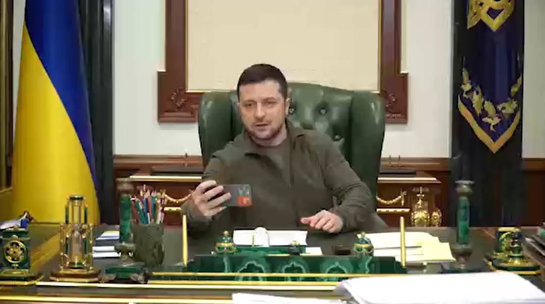 Zelensky grava novo vídeo desde seu gabinete em Kiev