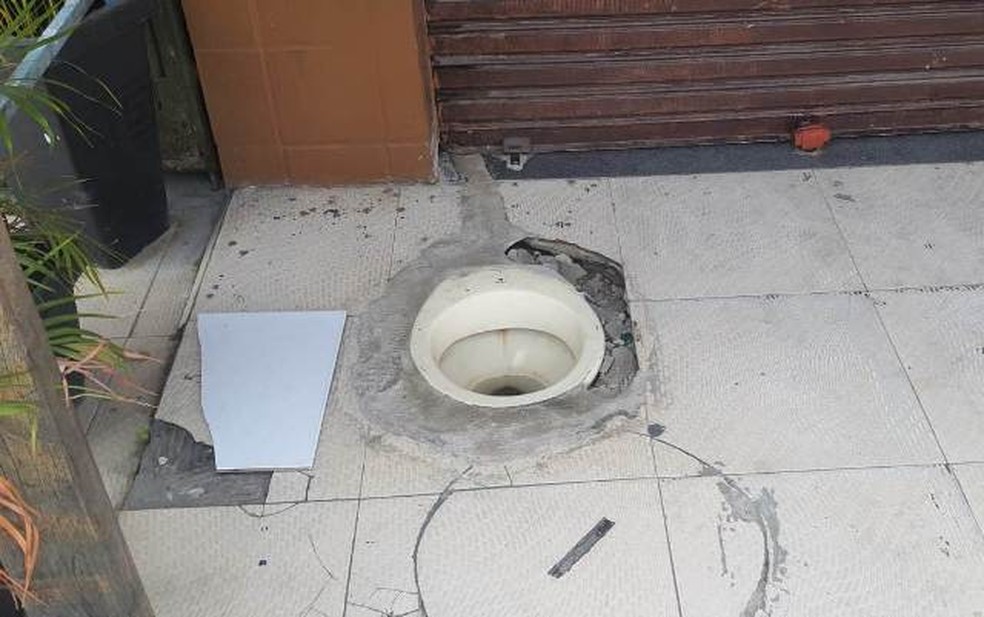 Dono de bar foi notificado pela prefeitura após instalar vaso sanitário em calçada na Bahia — Foto: Paulo José / Acorda Cidade