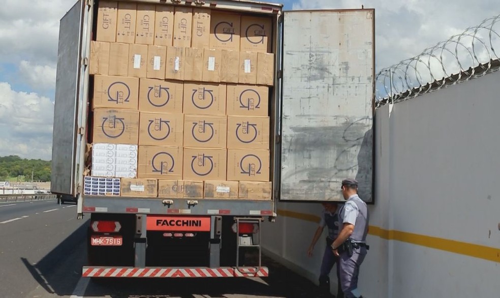 Mais de um milhão de maços de cigarros foram apreendidos e levados para a PF em Bauru  (Foto: Reprodução/ TV TEM )