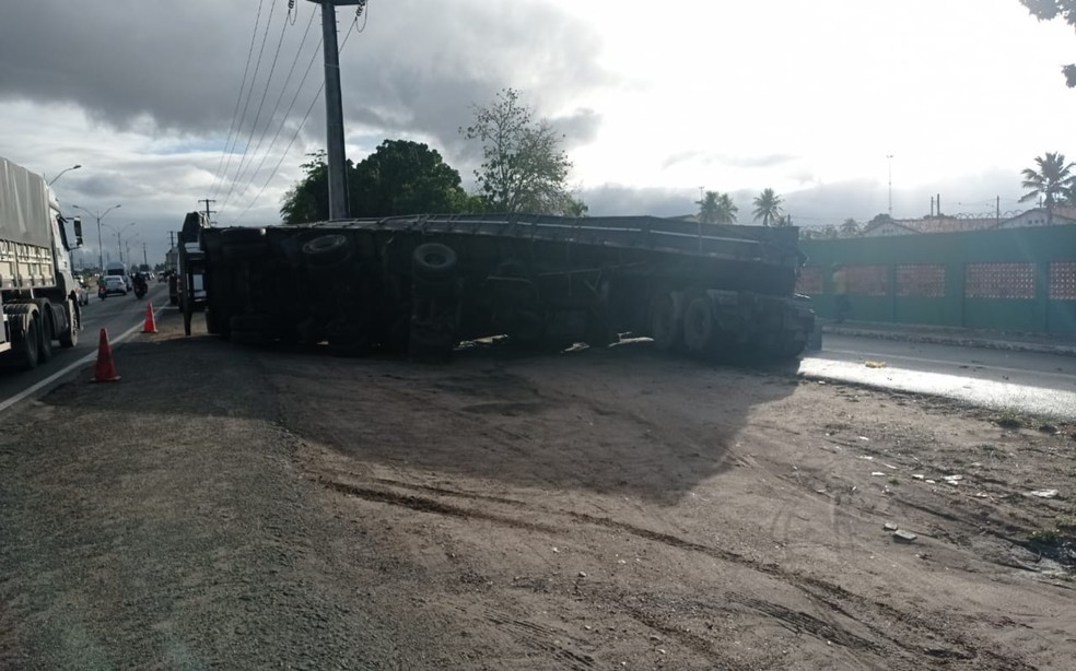 Veículo tombou em canteiro central no Anel de Contorno de Feira de Santana — Foto: Paulo José/Acorda Cidade