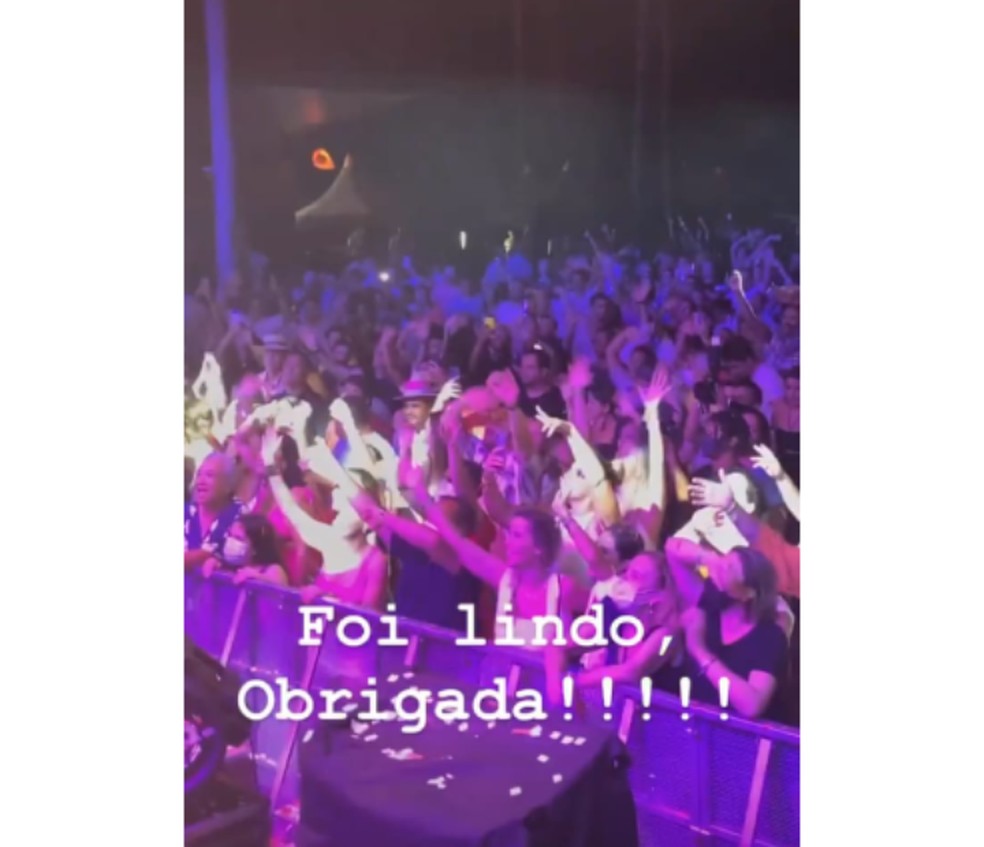 Cantora Ivete Sangalo se apresenta em evento com aglomerações na Praia do Forte — Foto: Reprodução/Redes Sociais