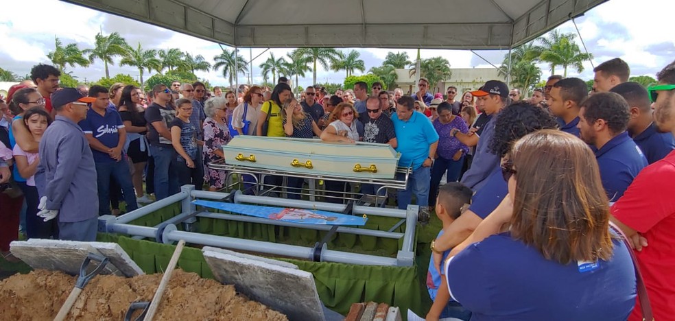 Professora Gislâne Cruz foi sepultada no Cemitério Vila Flor, em macaíba, Grande Natal — Foto: Alessandro Sousa/Inter TV Cabugi
