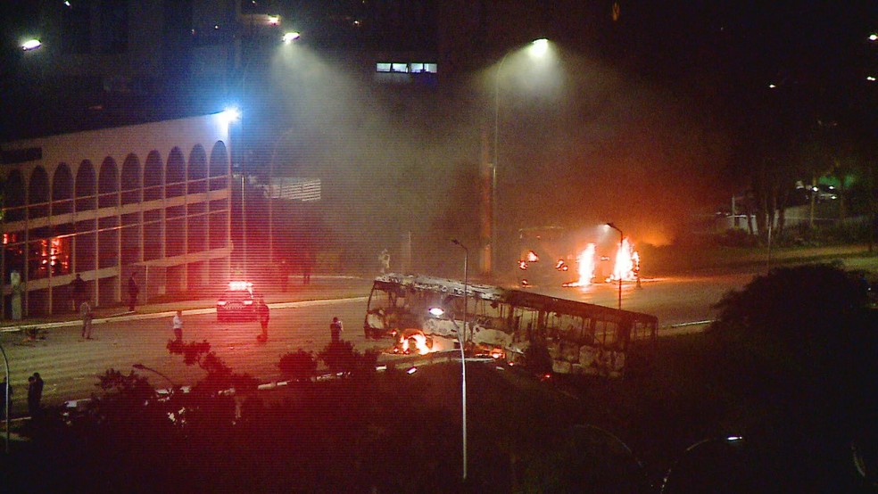 Ônibus incendiado por apoiadores radicais de Bolsonaro, na Asa Norte, em Brasília — Foto: TV Globo/ Reprodução