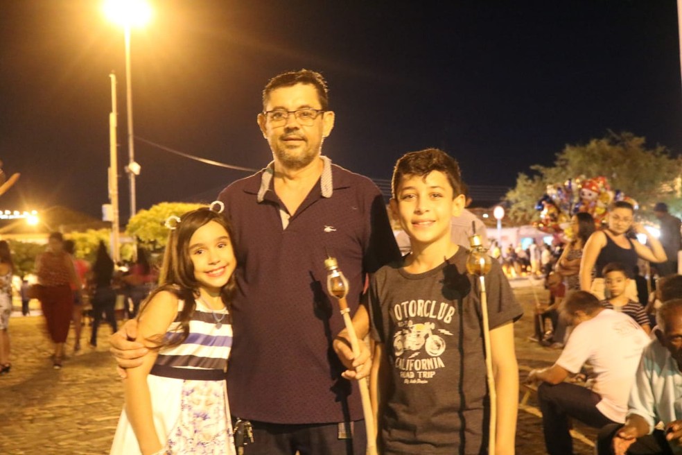 Comerciante participou da procissão acompanhado dos filhos em Oeiras — Foto: Lucas Marreiros/G1 PI