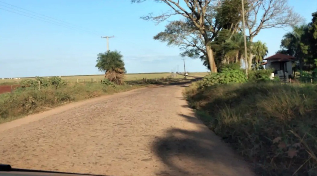 Mulher é encontrada morta com vários tiros em estrada da região de fronteira com o Paraguai