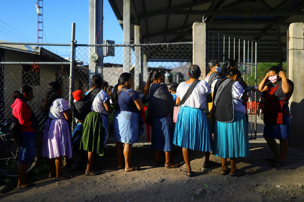 Indígenas Nahuatl aguardam do lado de fora de uma seção eleitoral para votar em Atzacoaloya, no estado de Guerrero, no México — Foto: Edgard Garrido/Reuters