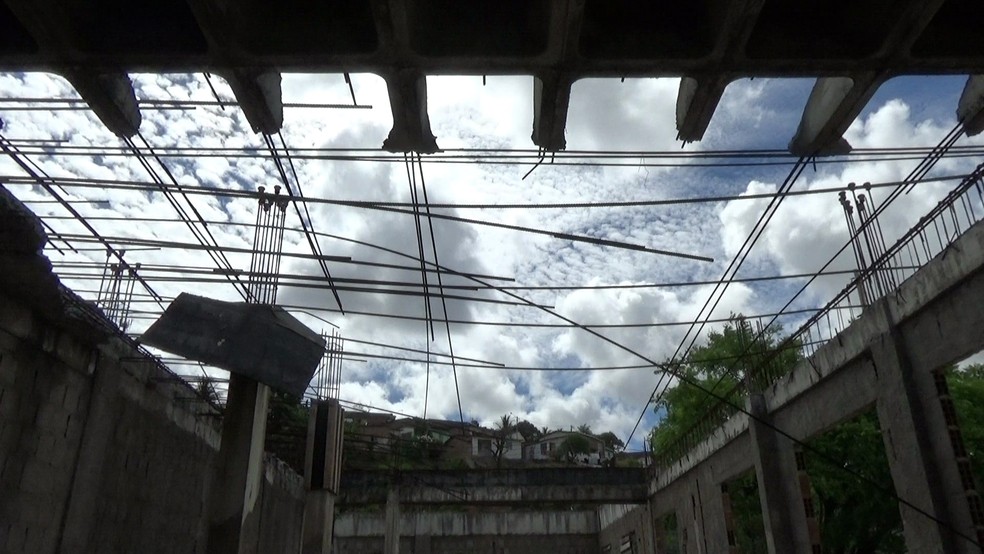 Abandonada, parte da construção da Maternidade Maria Rita Barradas não tem nem teto (Foto: Reprodução/TV Globo)