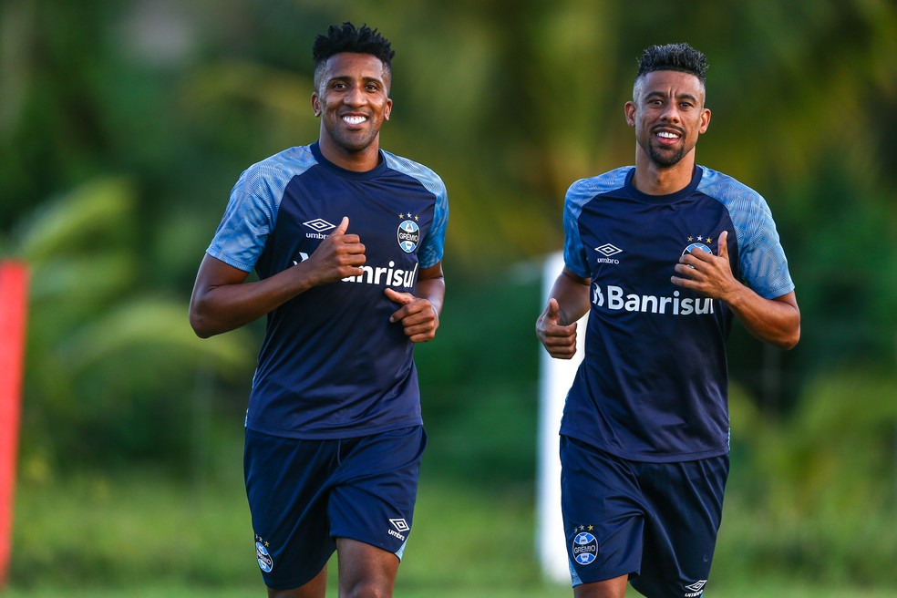 Cortez e Léo Moura fazem parte de defesa menos vazada do Brasileiro (Foto: Lucas Uebel/Grêmio)
