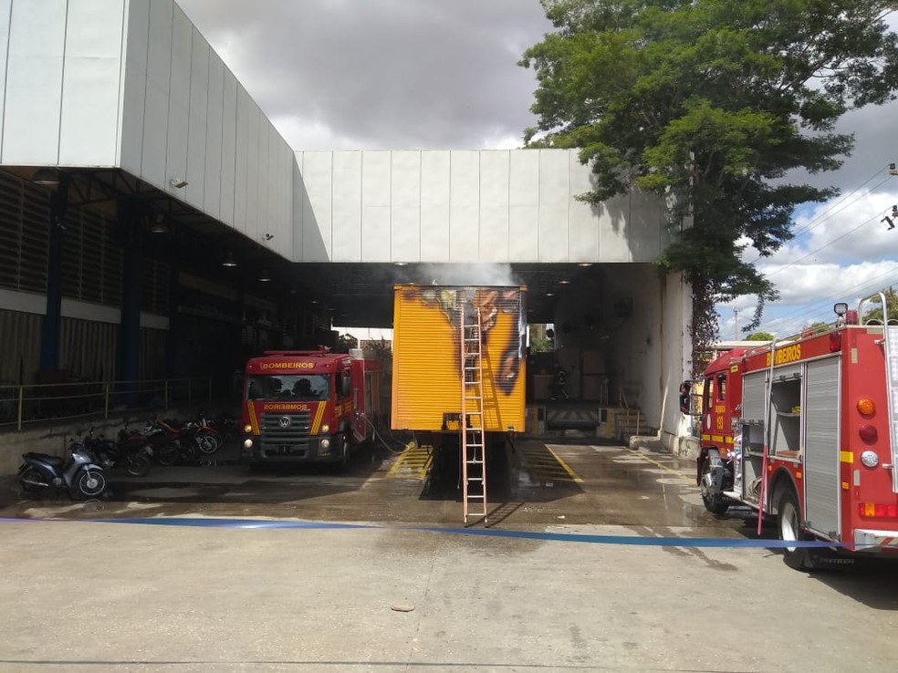 Incêndio atinge caminhão dentro dos Correios na Zona Sul de Teresina — Foto: TV Clube