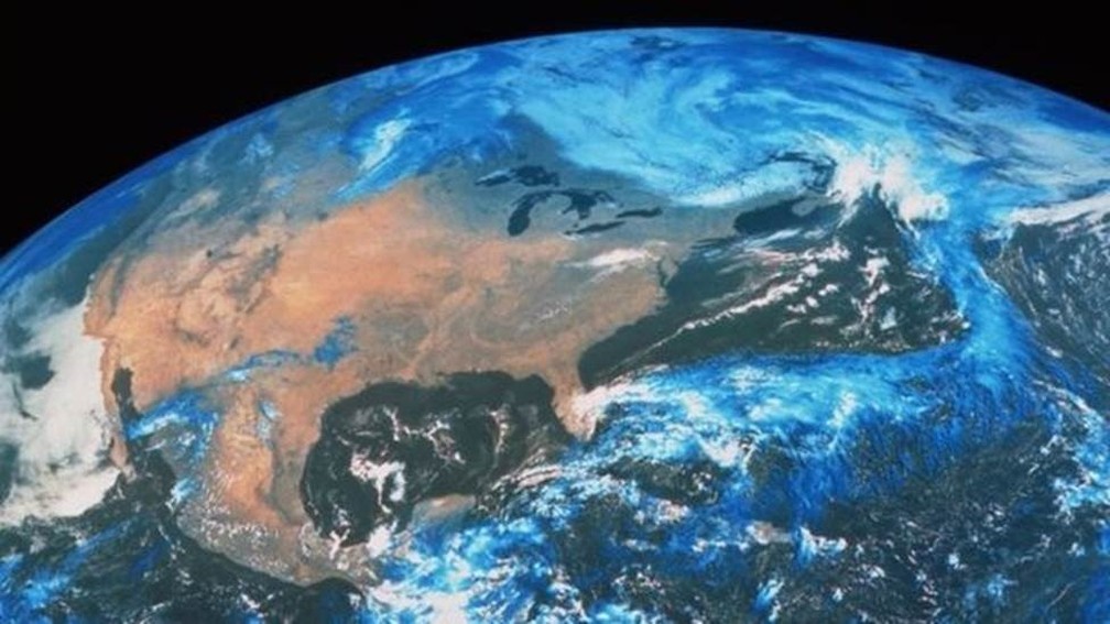 Os entrevistadores descobriram que o YouTube sugeriu vídeos sobre a teoria da Terra plana depois de as pessoas assistirem a vídeos com teorias conspiratórias sobre outros assuntos — Foto: EARTH SATELLITE CORPORATION/SCIENCE PHOTO LIBRARY 