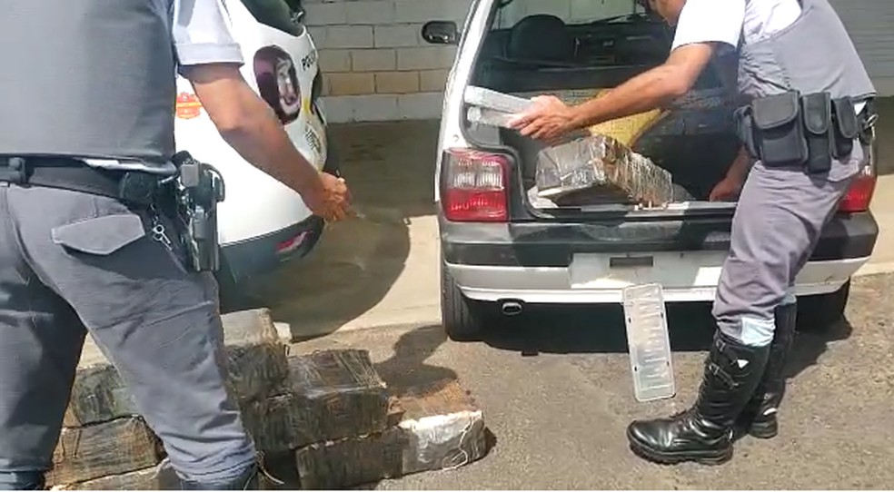 Polícia prende homem que viajava com quase 230 kg de maconha em Marília — Foto: Polícia Rodoviária/Reprodução