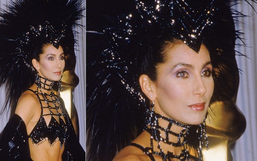 Cher participou da 60ª cerimônia do Oscar, que aconteceu em 1986. Com um look excêntrico, a cantora não passou despercebida.