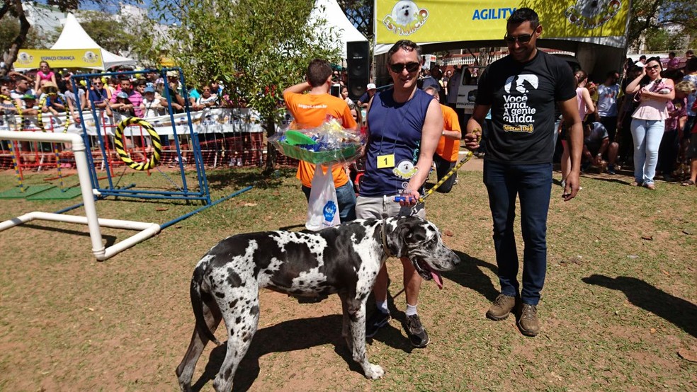Fernando Biancosini e Eva, que ganhou como maior cachorra (Foto: Tiago de Moraes/G1)