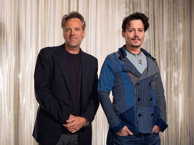 O diretor de 'Transcendence', Walter Pfister (à esquerda), e o ator Johnny Depp durante entrevista para lançar o filme, em Los Angeles, em 5 de abril de 2014 (Foto: Zach Cordner/Invision/AP)