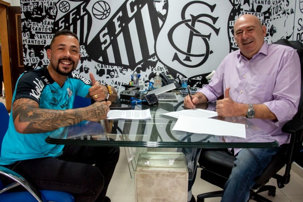 Vladimir assina contrato com o Santos — Foto: Divulgação/Santos FC