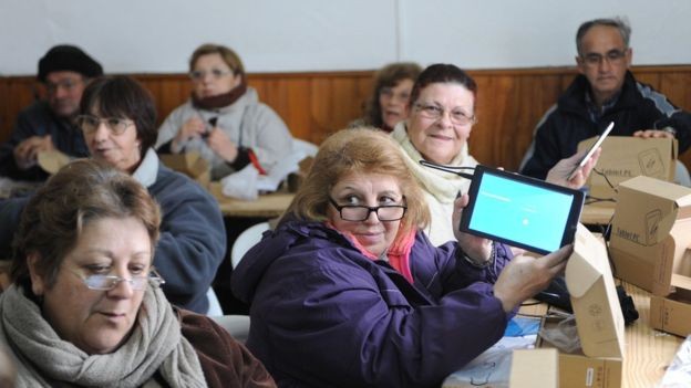 Além de fornecer computadores para crianças em idade escolar através do Plano Ceibal, o Estado uruguaio concede tablets a adultos mais velhos (Foto: AFP)