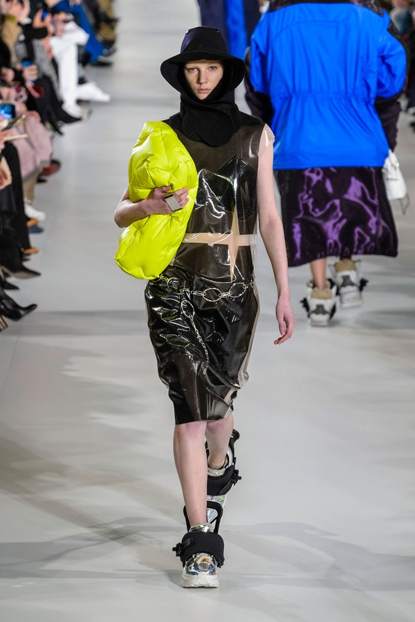 A pillow bag da Margiela, contra o corpo da modelo, no inverno 2019 da marca. (Foto: IMAXTREE)