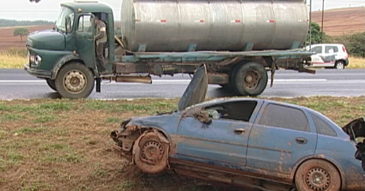 G1 Acidente Entre Carro E Caminhão Deixa Feridos Na Br 050 Em Mg