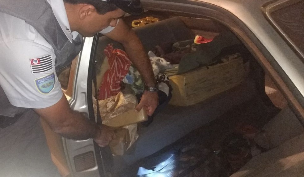 Droga estava dividida em fardos dentro do carro, em Presidente Prudente (Foto: Polícia Militar Rodoviária/Divulgação)