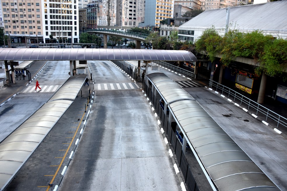 Greve de motoristas e cobradores de ônibus em São Paulo, nesta quarta feira (29). Na foto Terminal Bandeira, região central da capital, fechado, devido a greve. — Foto: ROBERTO CASIMIRO/FOTOARENA/FOTOARENA/ESTADÃO CONTEÚDO