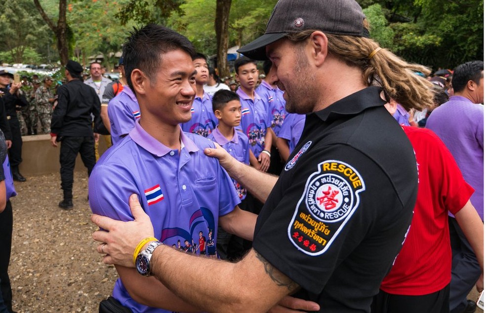 O técnico dos Wild Boars, Ekkapol Chantawong, e o socorrista Mikko Paasi se reencontraram no início de dezembro — Foto: BBC