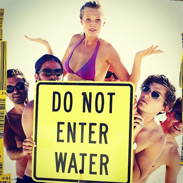 Toni Garrn e modelos em ensaio (Foto: Reprodução/Instagram)