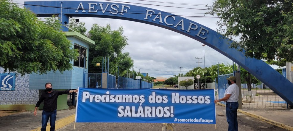 Com salários atrasados, professores da Facape realizam protesto | Petrolina e Região | G1
