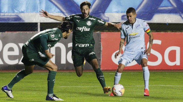 Gustavo Gómez e Matías Viña em lance contra jogador do Bolívar