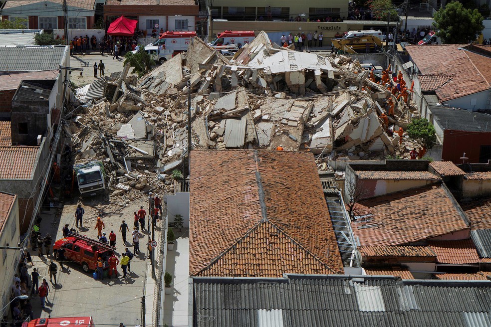 Equipes buscam desaparecidos em meio aos escombros do prédio residencial desabado em Fortaleza — Foto: Rodrigo Patrocinio/AFP