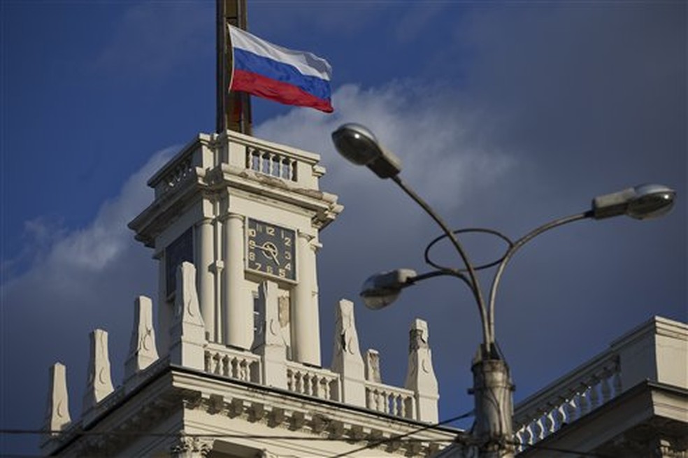 Bandeira russa hasteada no topo do relógio de Sevastopol, Crimea, em imagem de 2014 (Foto: Pavel Golovkin/AP)