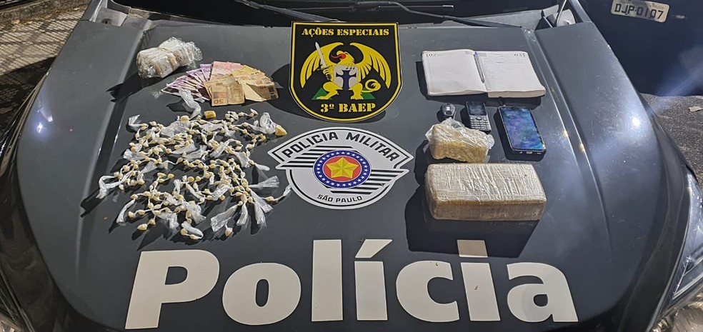 Dois homens s&atilde;o presos por tr&aacute;ficos em Taubat&eacute; &mdash; Foto: Divulga&ccedil;&atilde;o / BAEP