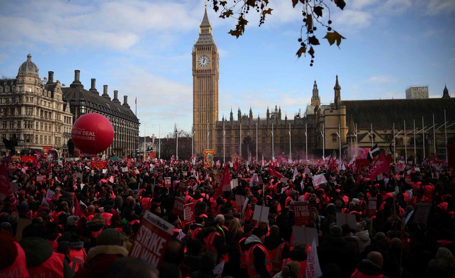 Pessoas participam de uma manifestação organizada pelo Sindicato dos Trabalhadores da Comunicação (CWU), em apoio aos carteiros do Royal Mail que estão em greve, na Praça do Parlamento, no centro de Londres,