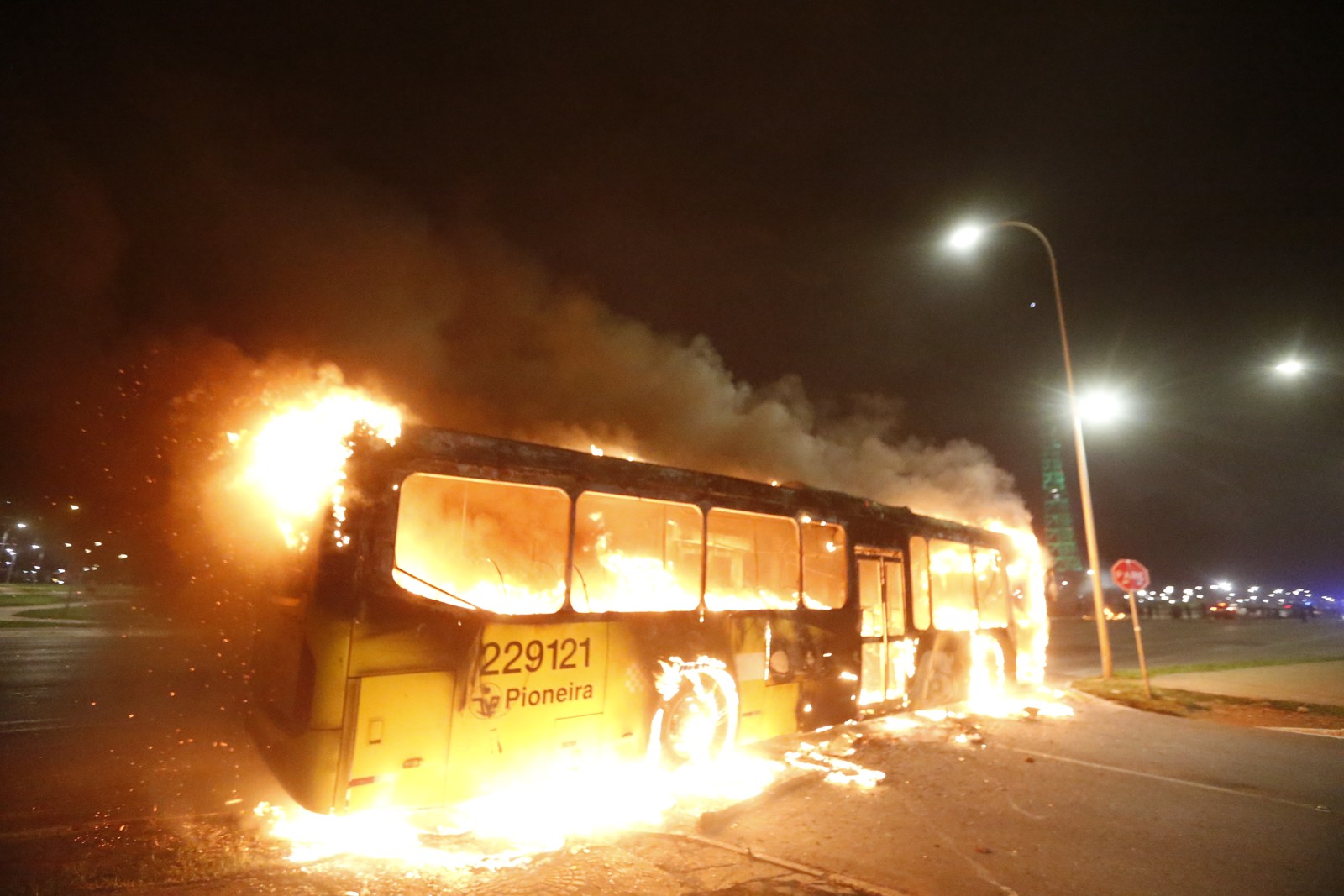 Ônibus pega fogo em Brasília — Foto: Cristiano Mariz